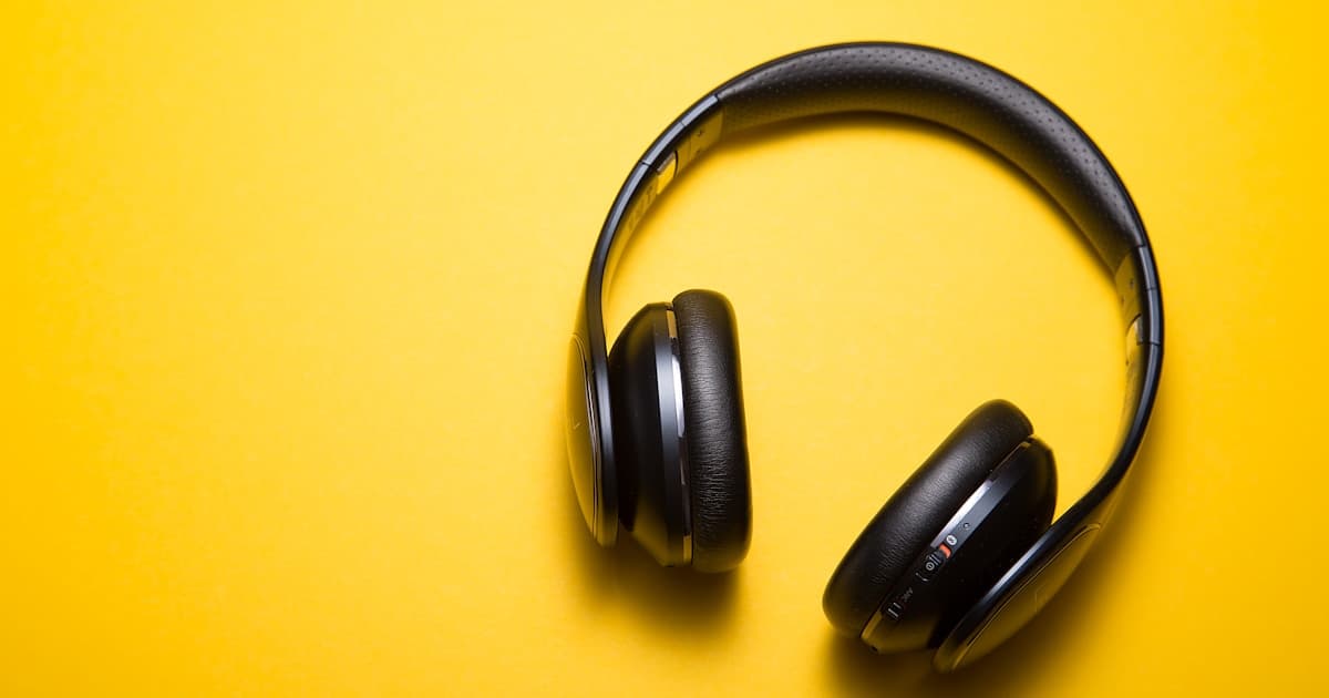 Illustration for TOEFL 2026 Listening Scoring: How to Get 25+